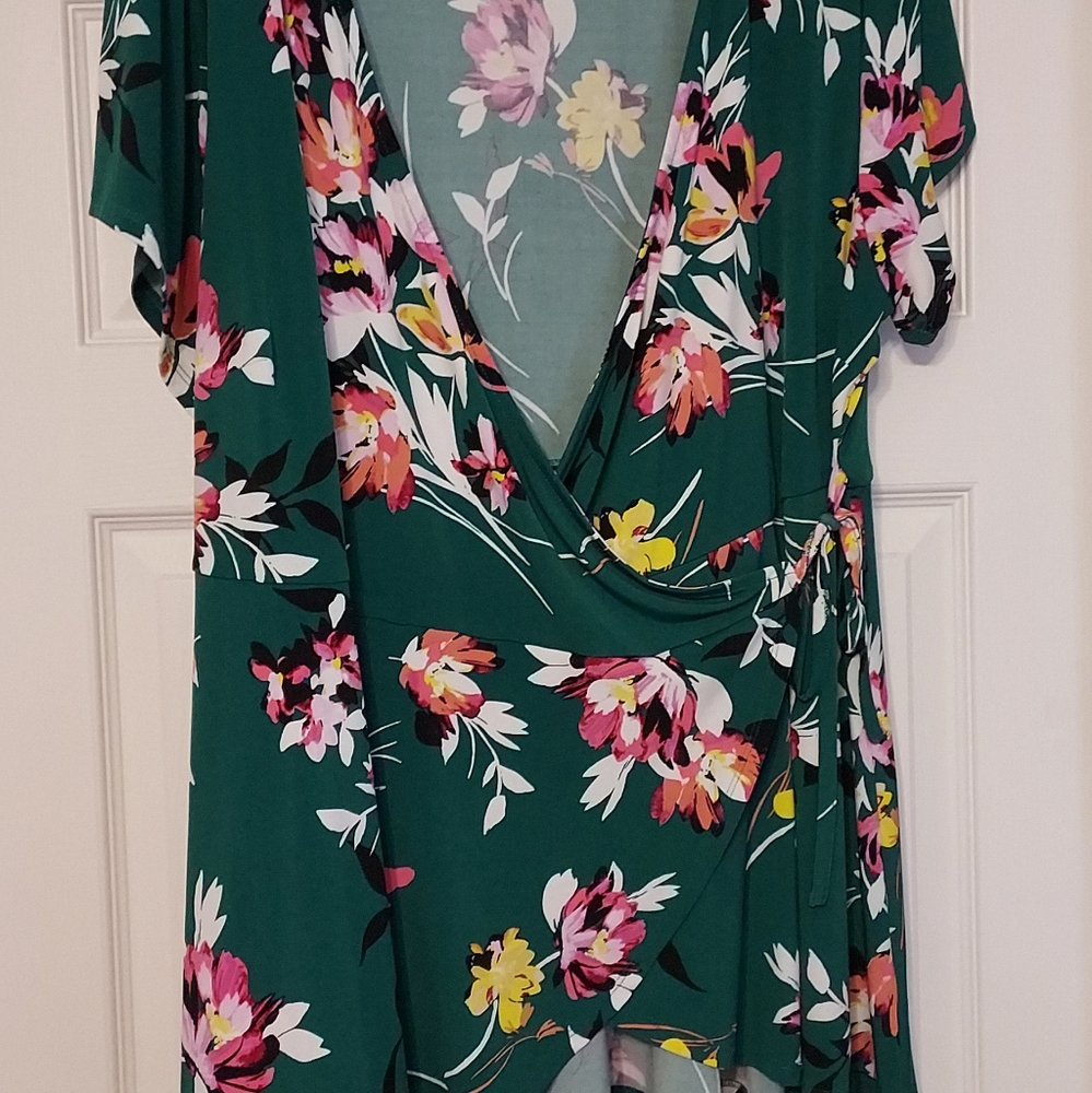 Gorgeous green floral faux wrap top torrid 3